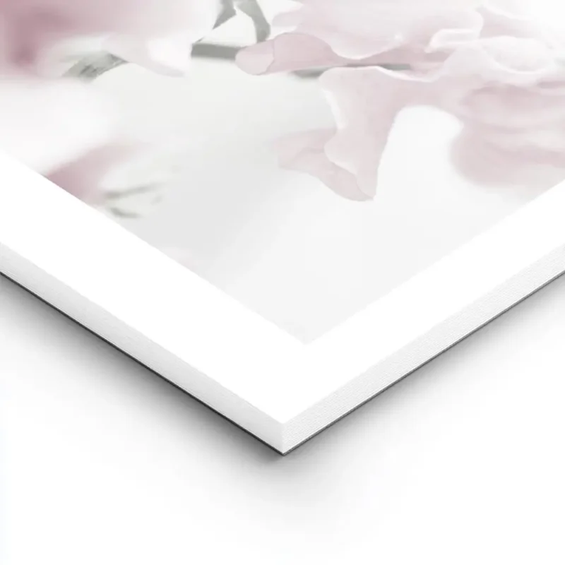 affiche botanique avec une composition de fleurs roses pastel aux petales delica lightpanel.webp
