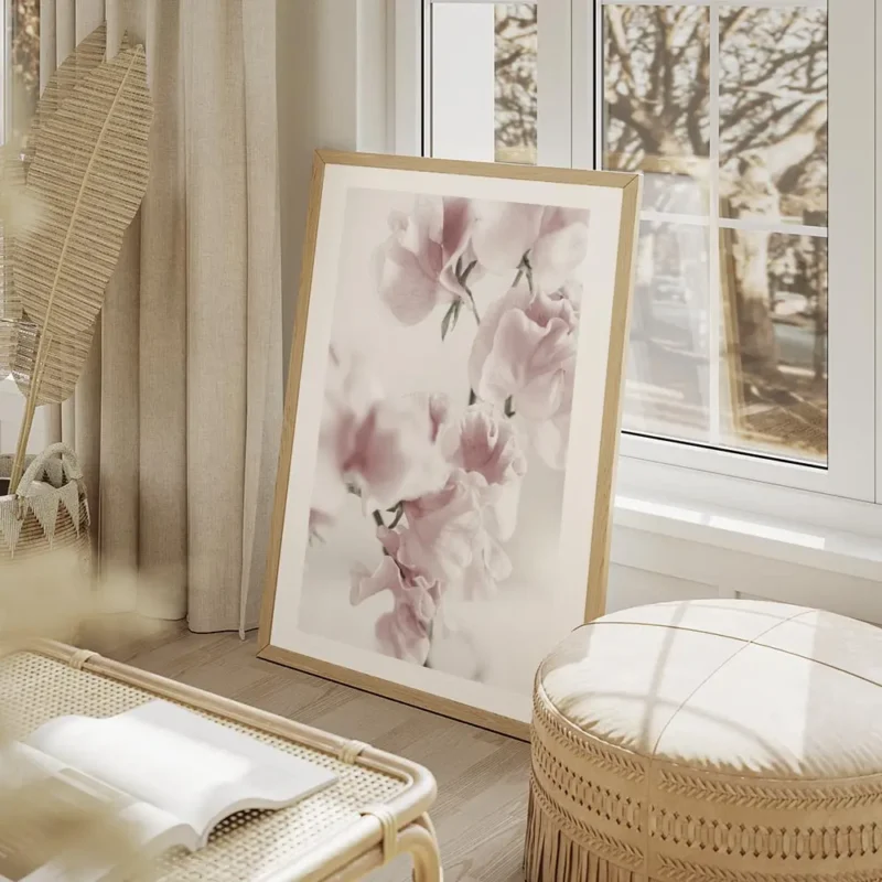 affiche botanique avec une composition de fleurs roses pastel aux petales delica salon beige.webp