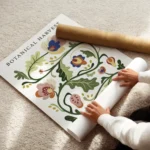 affiche botanique avec une illustration de motifs floraux multicolores et de typ enroule.webp