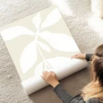 affiche botanique avec une illustration de plante blanche stylisee sur fond beig au sol.webp