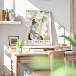 affiche botanique avec une peinture impressionniste de plantes vertes et roses e bureau.webp