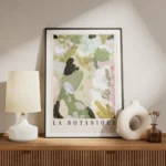 affiche botanique avec une peinture impressionniste de plantes vertes et roses e meuble.webp