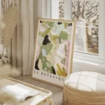 affiche botanique avec une peinture impressionniste de plantes vertes et roses e salon beige.webp