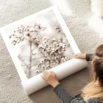 affiche botanique beige avec petites fleurs blanches au c ur marron sur fond cla au sol.webp