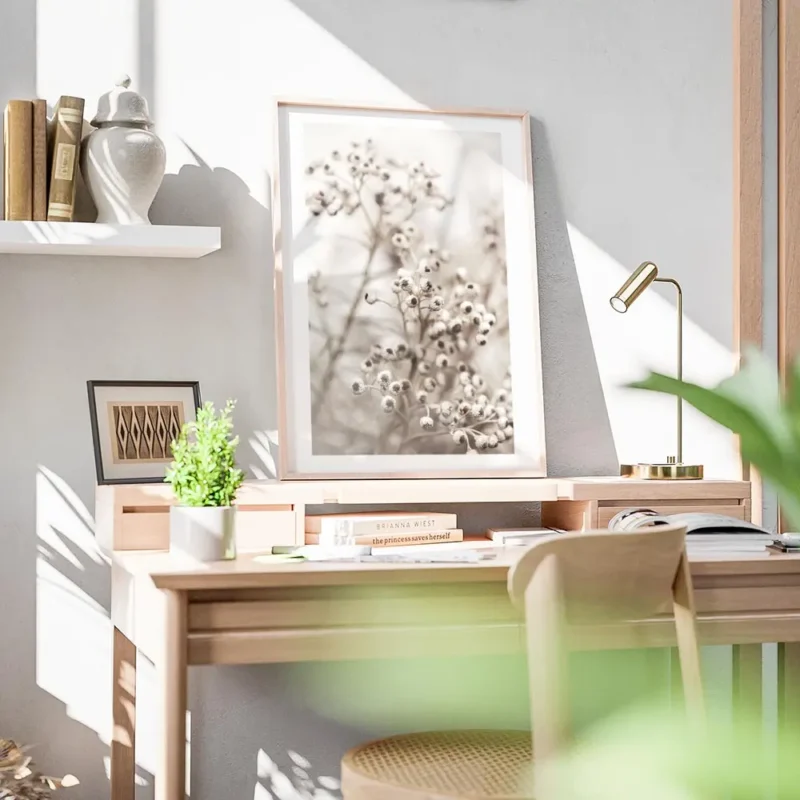 affiche botanique beige avec petites fleurs blanches au c ur marron sur fond cla bureau.webp
