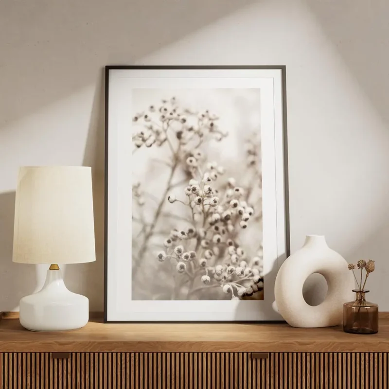 affiche botanique beige avec petites fleurs blanches au c ur marron sur fond cla meuble.webp