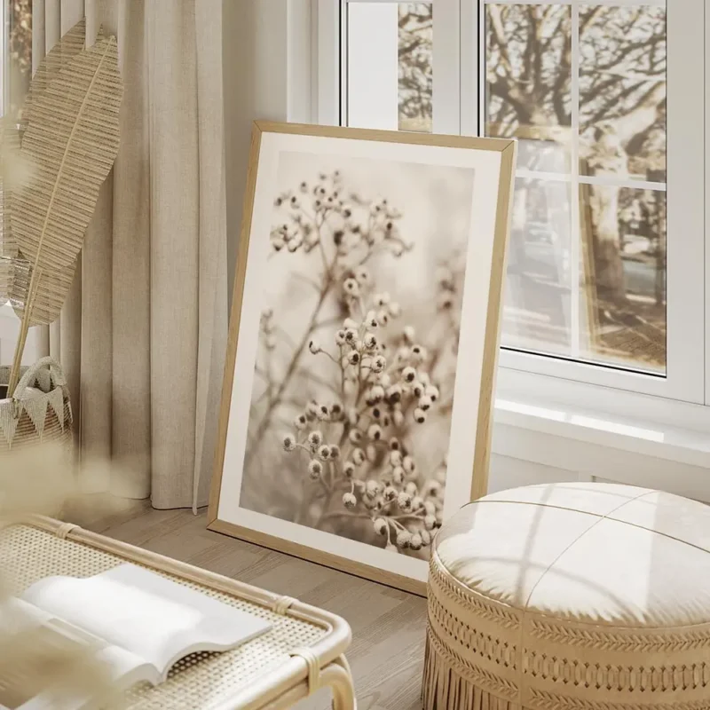 affiche botanique beige avec petites fleurs blanches au c ur marron sur fond cla salon beige.webp