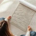 affiche botanique creme representant des feuilles beiges claires avec des nervur en rouleau.webp