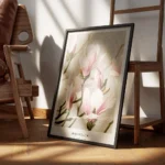 affiche botanique de magnolias roses et blancs avec des tiges vertes sur un fond encadre.webp