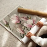 affiche botanique de magnolias roses et blancs avec des tiges vertes sur un fond enroule.webp