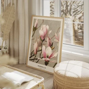 affiche botanique de magnolias roses et blancs avec des tiges vertes sur un fond salon beige.webp