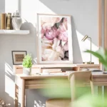 affiche botanique de pivoines roses et blanches avec un texte floral aux tons pa bureau.webp