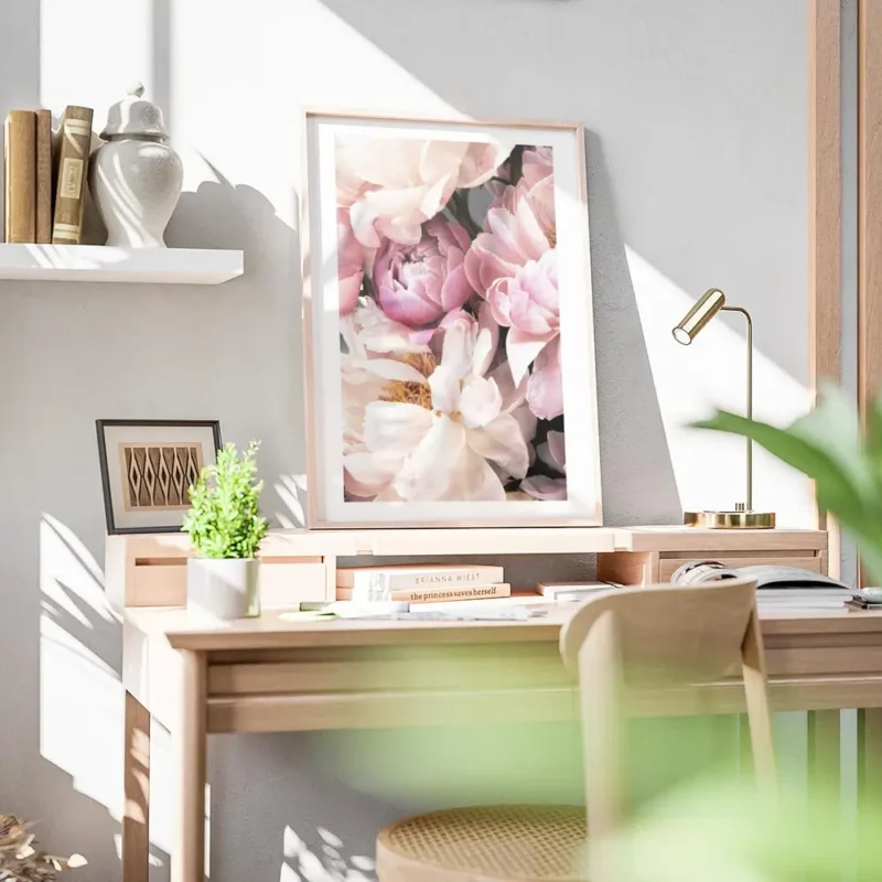 affiche botanique de pivoines roses et blanches avec un texte floral aux tons pa bureau.webp
