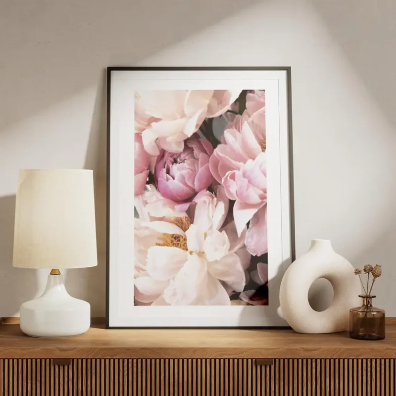 affiche botanique de pivoines roses et blanches avec un texte floral aux tons pa meuble.webp