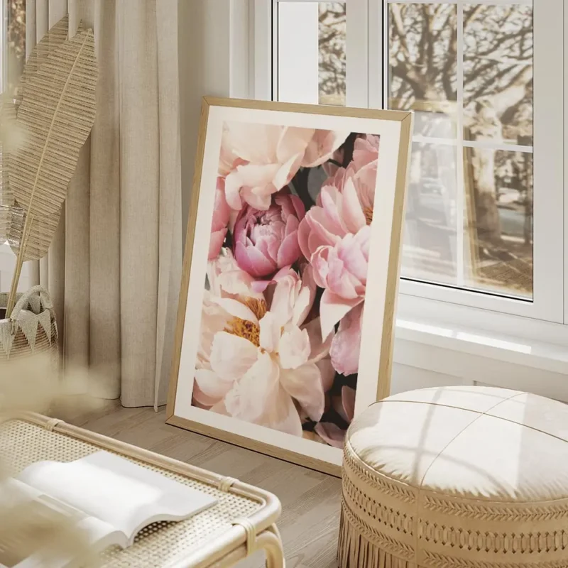 affiche botanique de pivoines roses et blanches avec un texte floral aux tons pa salon beige.webp