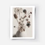 affiche botanique dun bouquet de fleurs sechees marron et beiges dans un vase cl.webp
