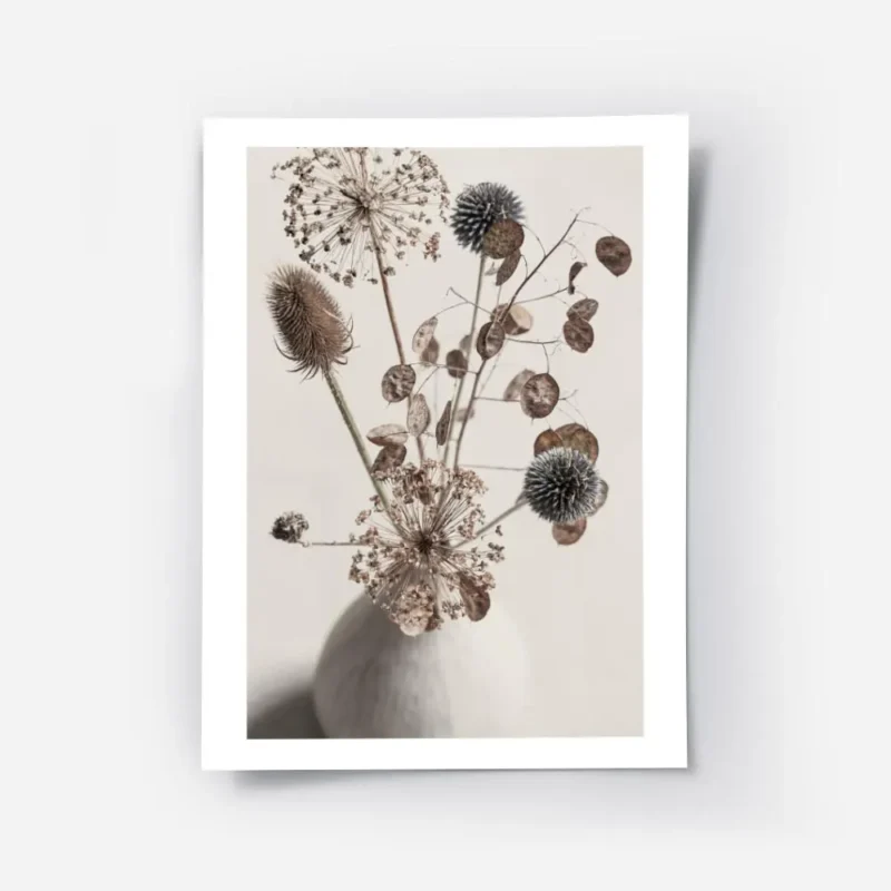 affiche botanique dun bouquet de fleurs sechees marron et beiges dans un vase cl.webp