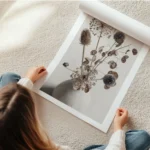 affiche botanique dun bouquet de fleurs sechees marron et beiges dans un vase cl en rouleau.webp