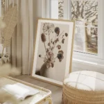 affiche botanique dun bouquet de fleurs sechees marron et beiges dans un vase cl salon beige.webp