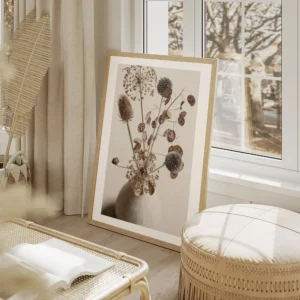 affiche botanique dun bouquet de fleurs sechees marron et beiges dans un vase cl salon beige.webp