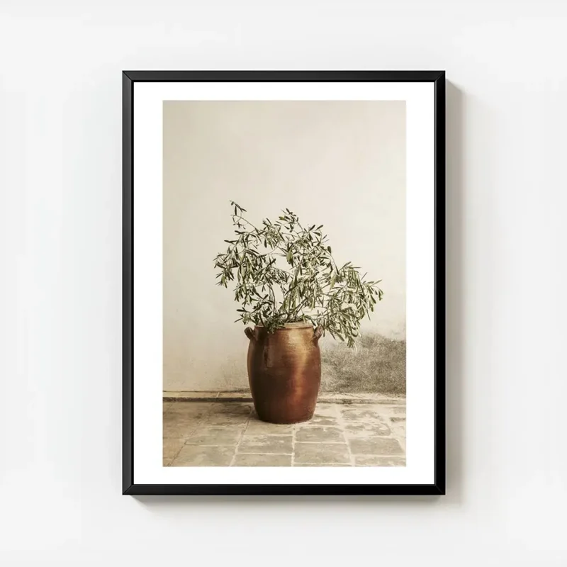affiche botanique dun rameau dolivier dans un vase en terre cuite pose sur un so avec cadre.webp