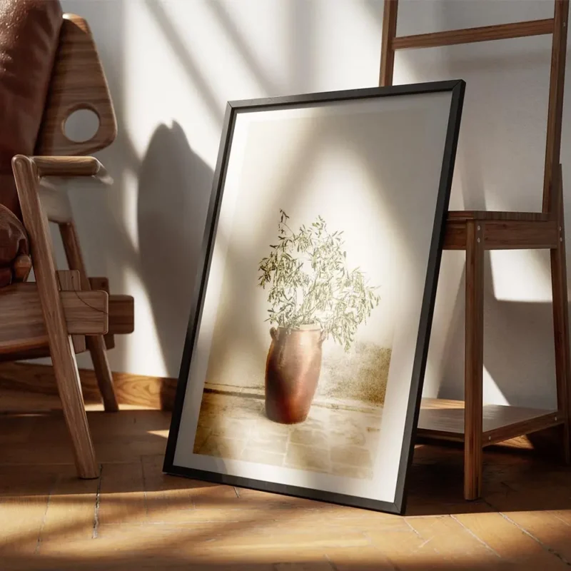 affiche botanique dun rameau dolivier dans un vase en terre cuite pose sur un so encadre.webp