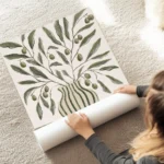 affiche botanique dun vase vert olive raye avec des branches dolivier et leurs f au sol.webp