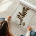 affiche botanique dune branche aux feuilles marron sur fond beige avec texte noi en rouleau.webp