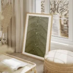 affiche botanique dune feuille verte avec des gouttes de rosee detaillees textur salon beige.webp