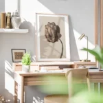 affiche botanique dune fleur marron sur fond beige bureau.webp