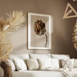 affiche botanique dune fleur marron sur fond beige salon.webp