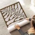 affiche botanique dune plante aux feuilles legeres et branches sur fond brun au sol.webp