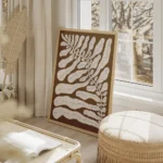 affiche botanique dune plante aux feuilles legeres et branches sur fond brun salon beige.webp