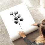 affiche botanique illustration a laquarelle dune branche deucalyptus en noir et au sol.webp