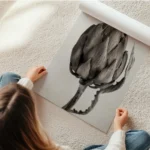 affiche botanique minimaliste dun artichaut beige sur fond clair avec des detail en rouleau.webp