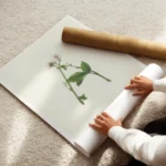 affiche botanique personnalisee avec la lettre a formee par des fleurs et du tex enroule.webp