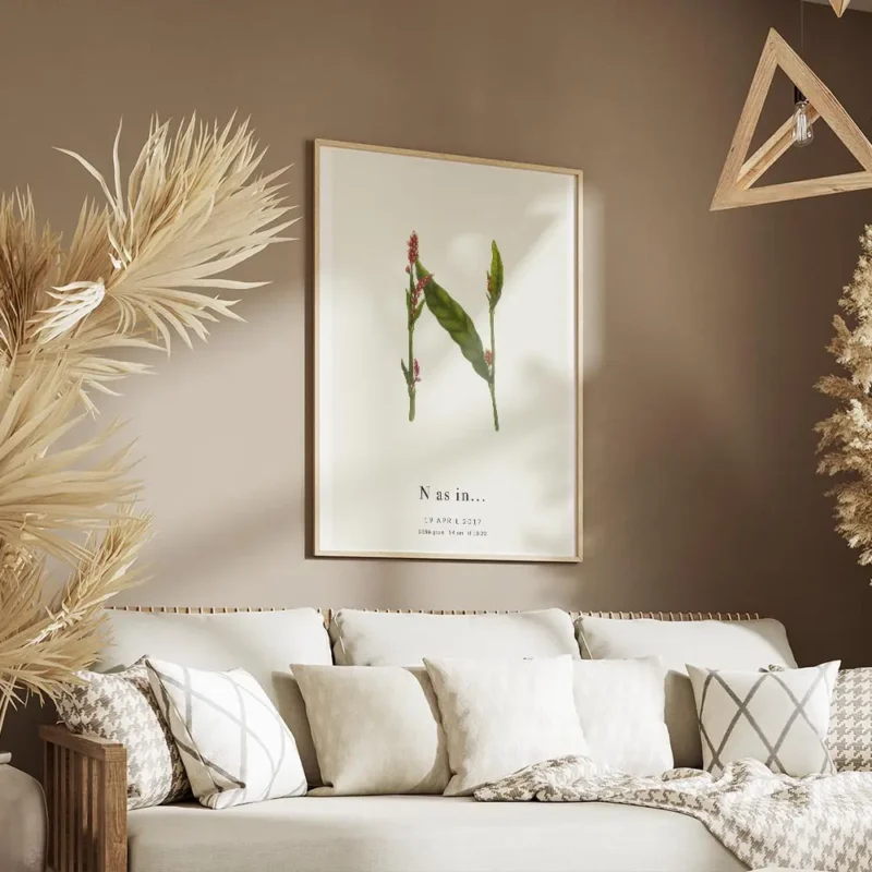 affiche botanique personnalisee avec la lettre n formee de feuilles vertes et de salon.webp