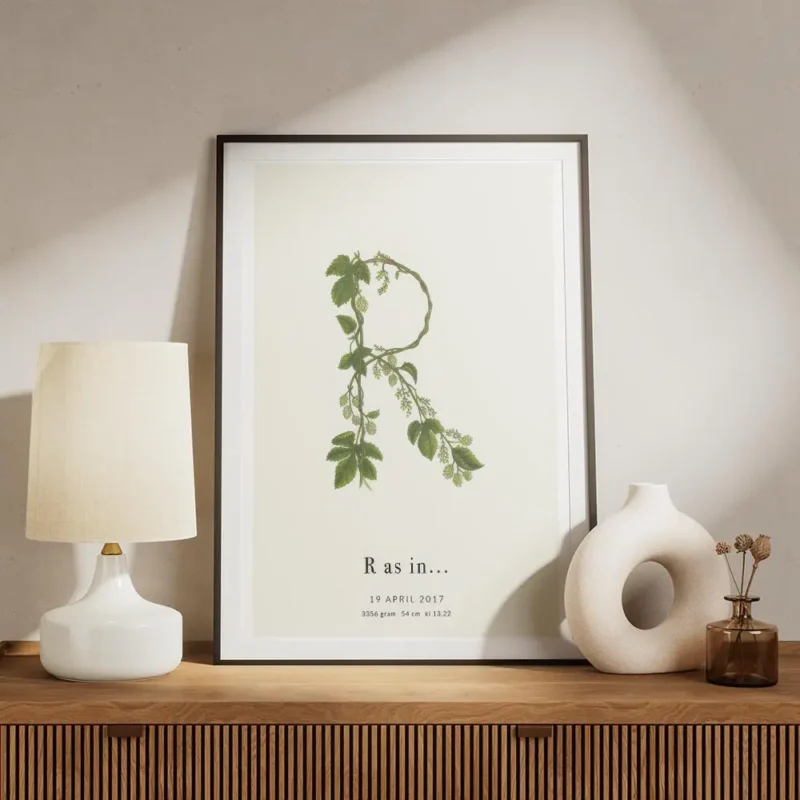 affiche botanique personnalisee avec la lettre r formee de feuilles vertes et de meuble.webp