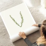 affiche botanique personnalisee avec la lettre v formee de feuilles vertes et du au sol.webp