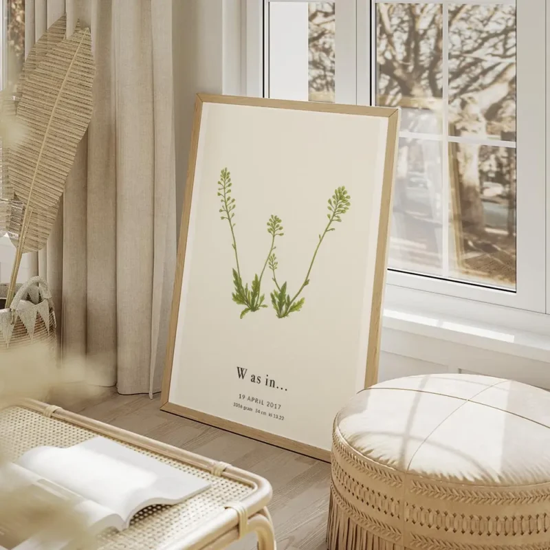 affiche botanique personnalisee avec la lettre w formee par des fleurs vertes et salon beige.webp