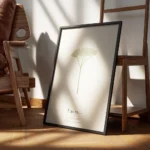 affiche botanique personnalisee avec une fleur blanche ressemblant a la lettre t encadre.webp