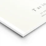 affiche botanique personnalisee avec une fleur blanche ressemblant a la lettre t lightpanel.webp