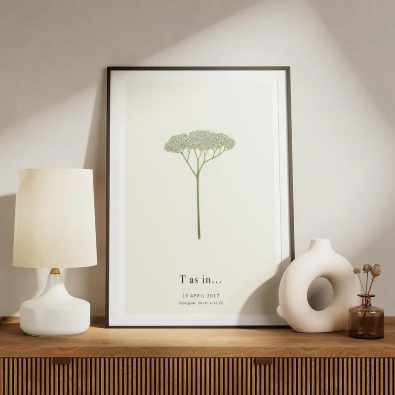 affiche botanique personnalisee avec une fleur blanche ressemblant a la lettre t meuble.webp