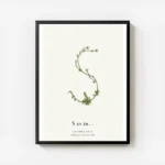 affiche botanique personnalisee avec une plante formant la lettre s sur fond bei avec cadre.webp