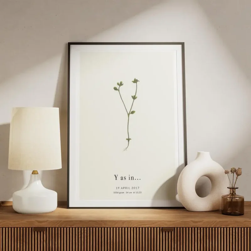 affiche botanique personnalisee avec une plante verte en forme de lettre y sur f meuble.webp