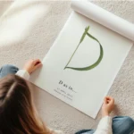 affiche botanique personnalisee avec une plante verte formant la lettre d et du en rouleau.webp