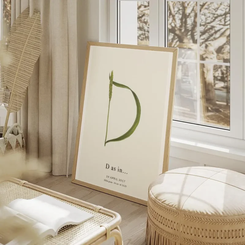 affiche botanique personnalisee avec une plante verte formant la lettre d et du salon beige.webp