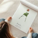 affiche botanique personnalisee lettre a formee par des feuilles et une baie sur en rouleau.webp