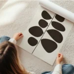 affiche botanique retro avec des feuilles marron sur fond beige texture en rouleau.webp