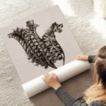 affiche botanique vintage en monochrome beige presentant une plante sechee textu au sol.webp